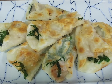 超簡単!豚肉と大葉を餃子の皮で包み焼き!